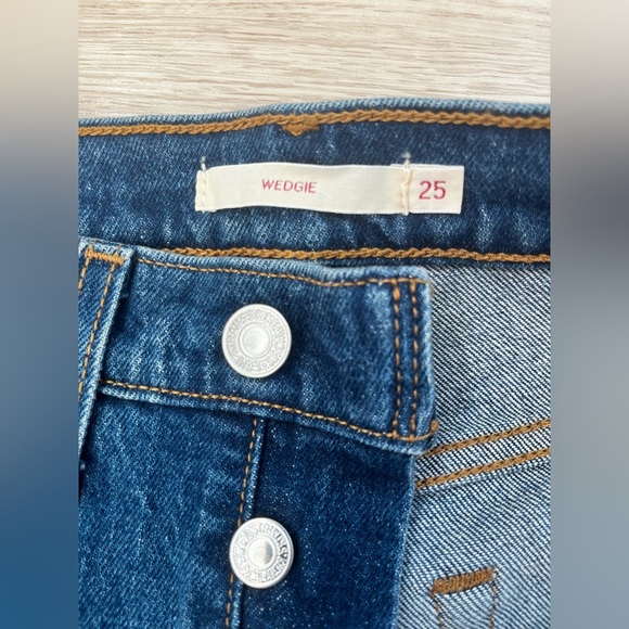 Levi’s Wedgie dark wash jeans, nearly new - Picture 2 of 6